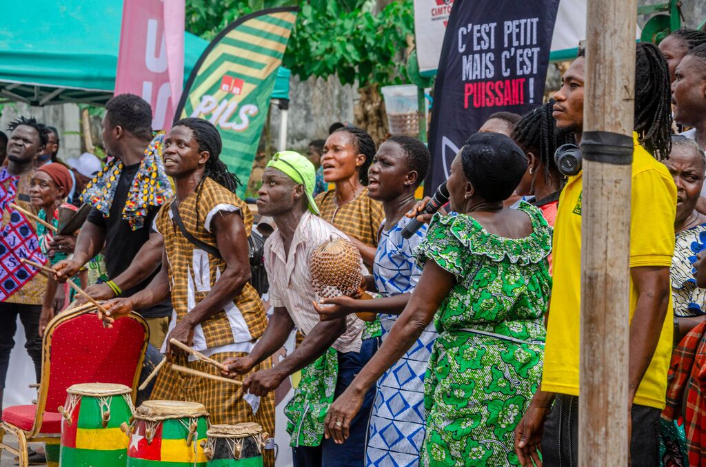 Understanding Senegal, the people and culture, people drumming